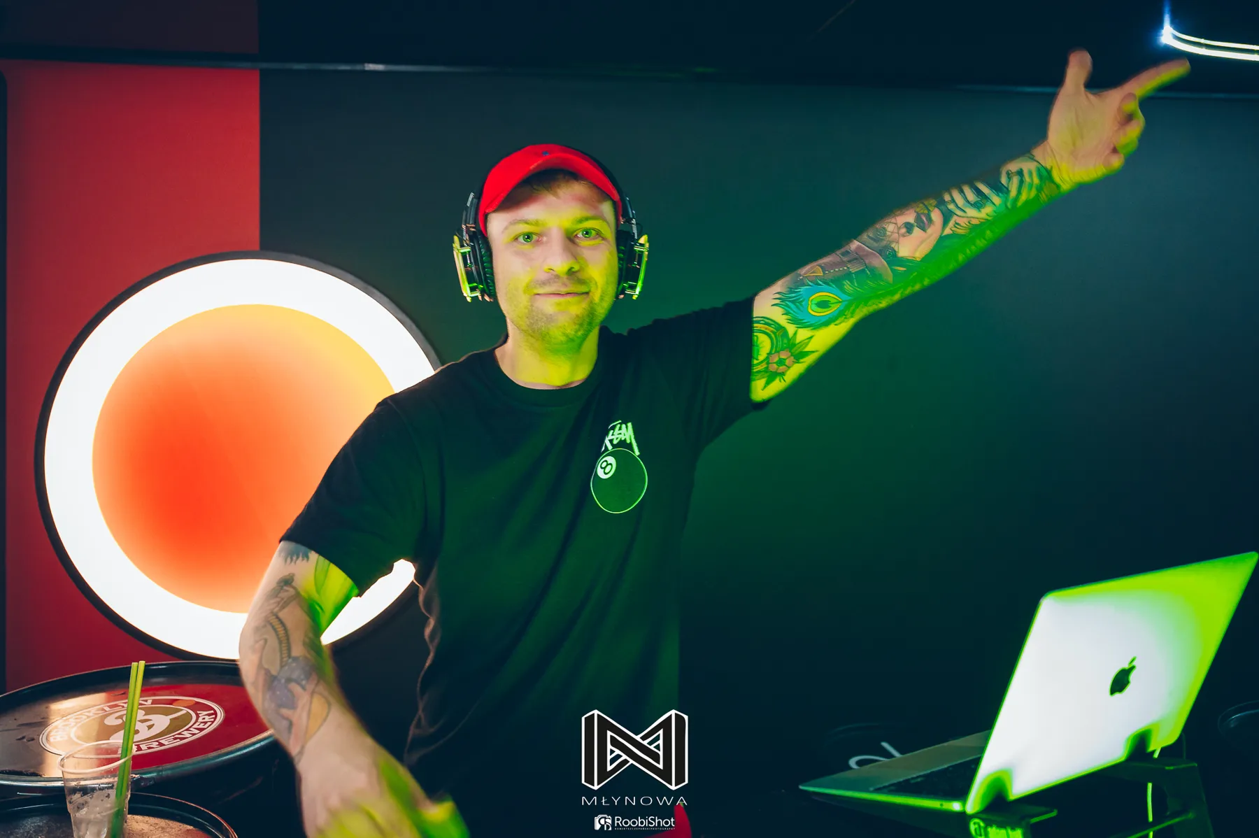 DJ silent disco przy konsolecie