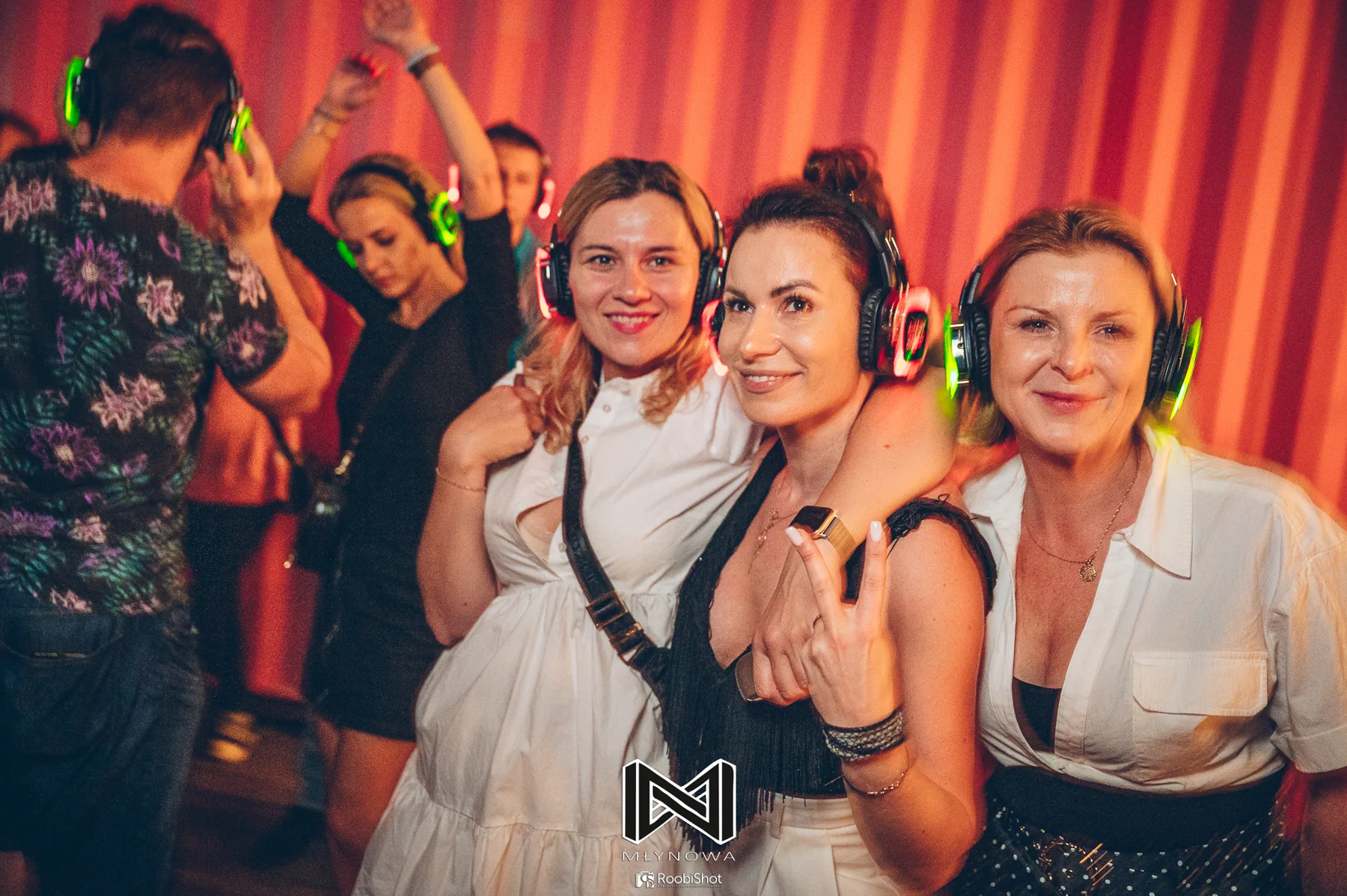 Goście bawiący się na silent disco