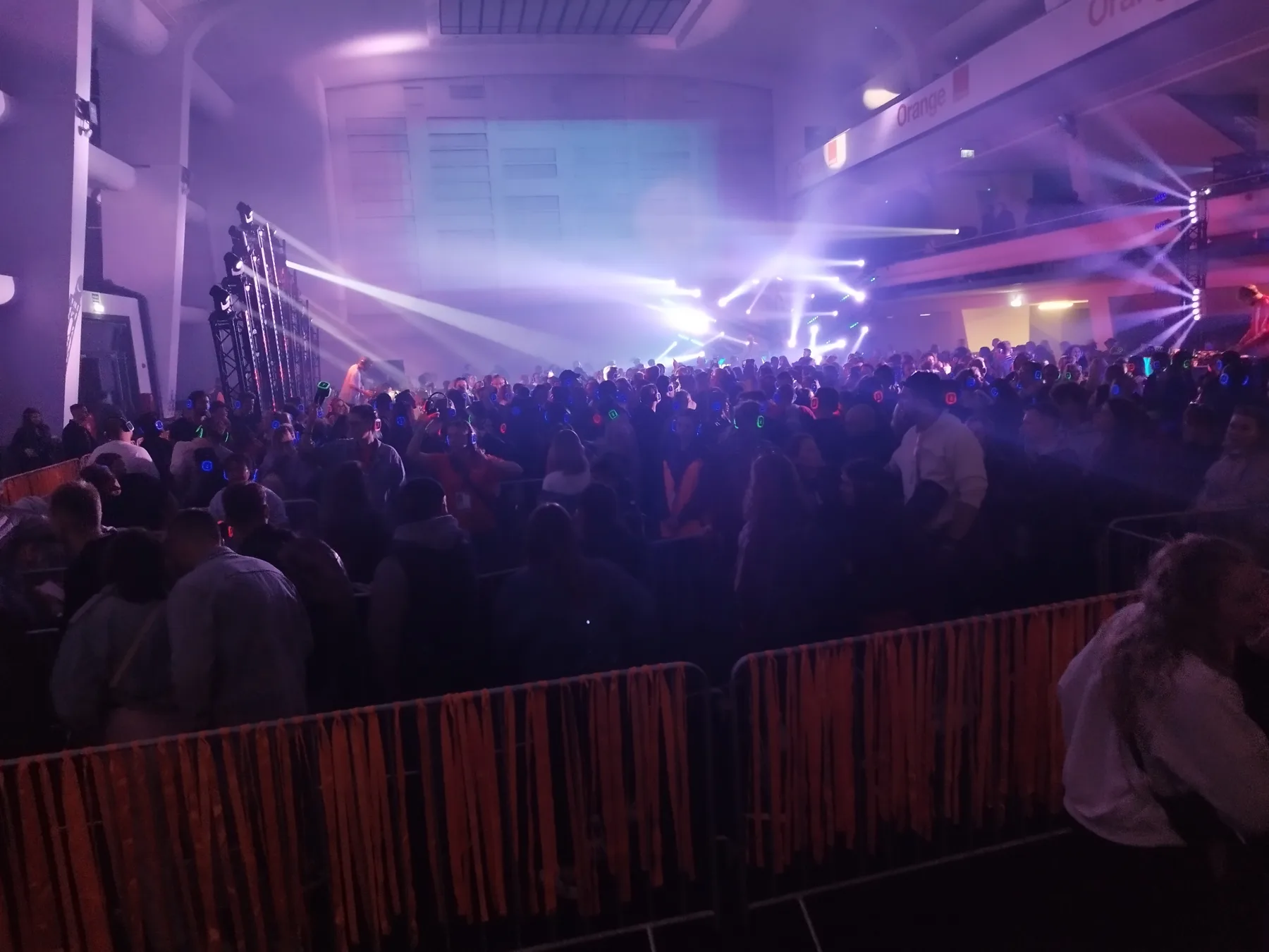 Silent disco przed sceną festiwalu