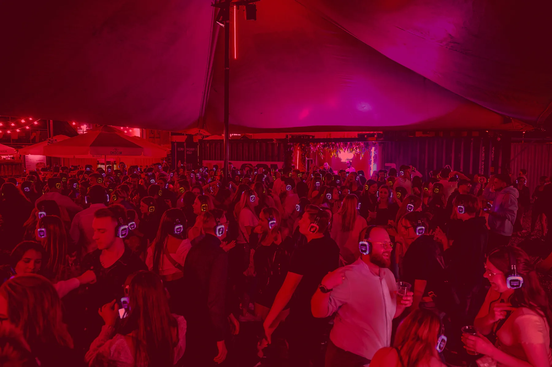 Tłum w słuchawkach silent disco w namiocie