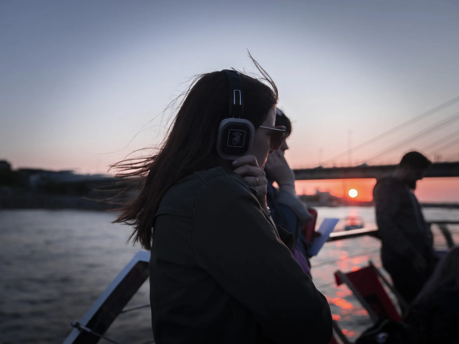 Silent disco w plenerze o zachodzie słońca