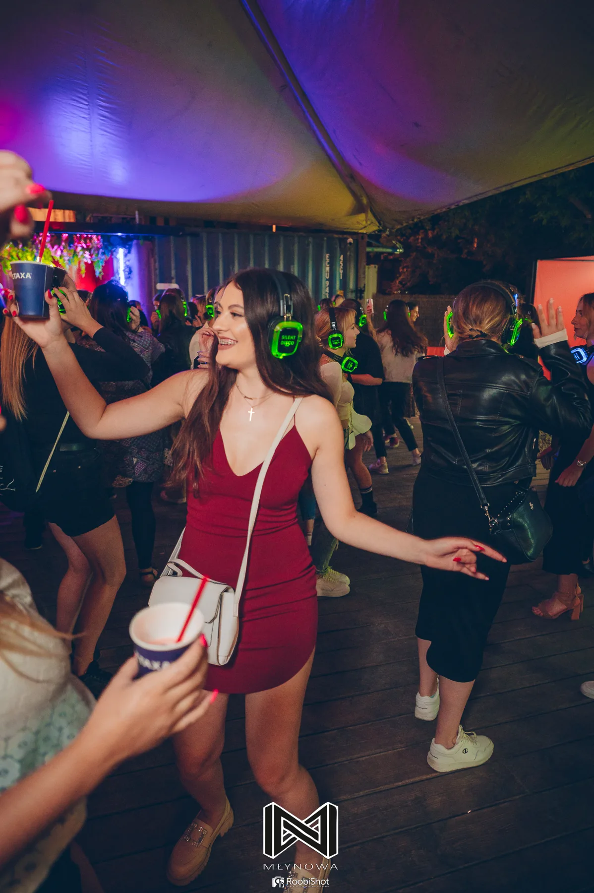 Taniec na parkiecie silent disco