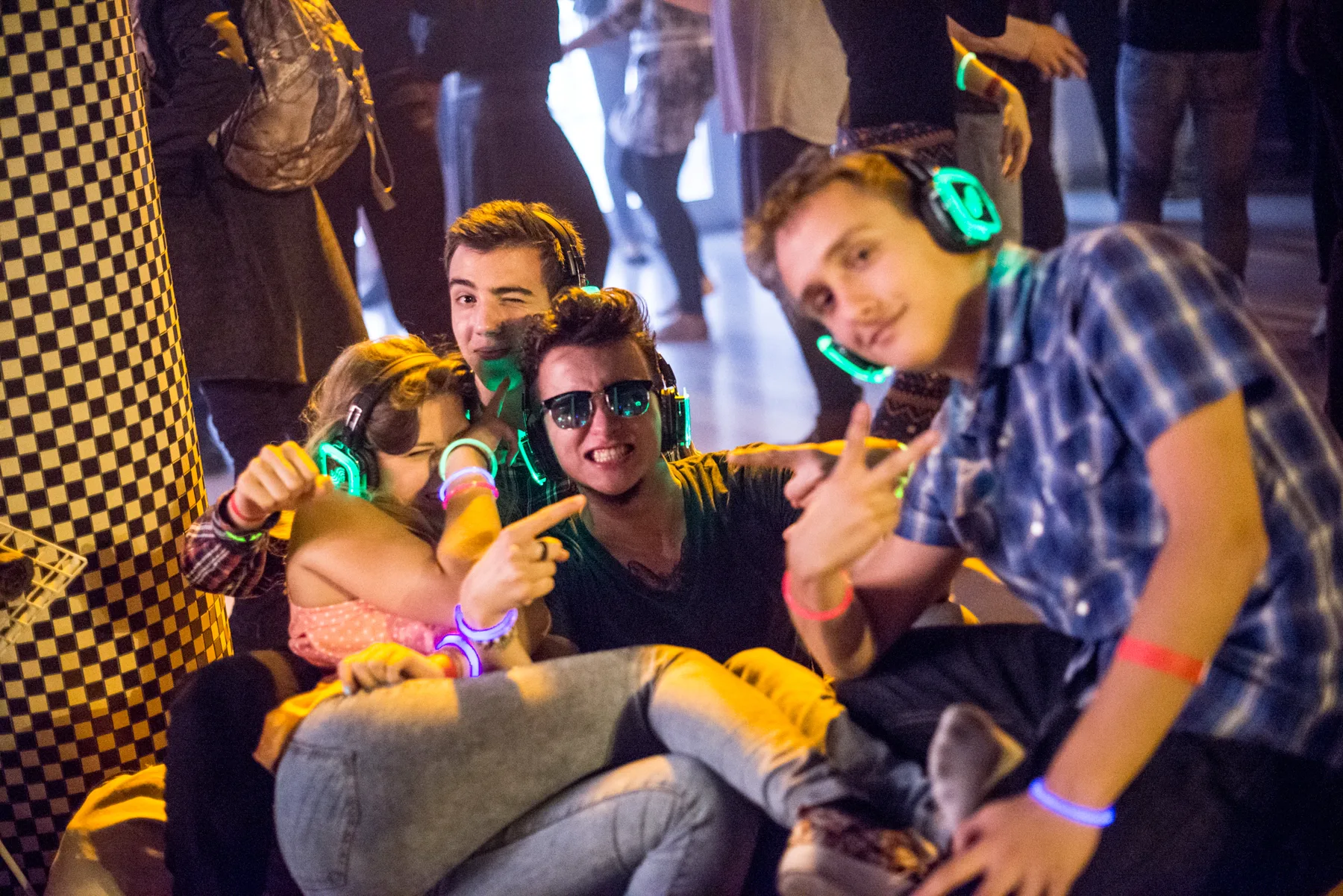 Goście silent party w słuchawkach