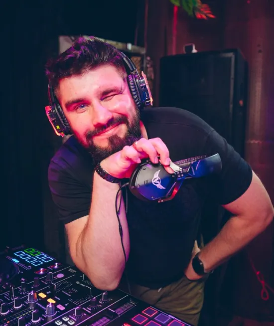 dj prowadzący cichą imprezę